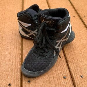 ASICS kids wrestling shoes size 1- great condition